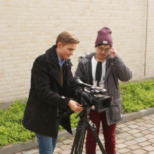 Leon Grabowski (links) und sein Assistent Anh Sang Tran stellen die Kamera ein.