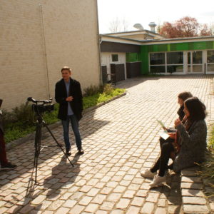 Leon Grabowski (rechts) und sein Assistent Anh Sang Tran befragen Lina Rademacher (hinten) und Celina Cruz (HH15C) für den Film.